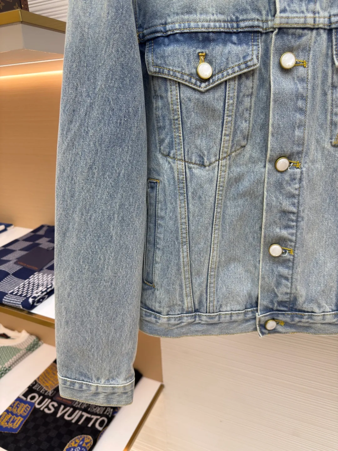 LOUIS VUITTON patch letter denim jacket ●Authentic product: purchased and developed for 16700 ●Item number: 1680028-B35 ●Fabric: denim fabric ●Technology: washed production ●Version: fitted version ●Weight: about 1050 grams ●Size: 46-48-50-52 ●Description: Letters gold gold thread embroidered denim Brand presbyopia logo iconic pattern It has a strong street American style and is very chic. The whole piece is still the same loose version as always, which hides the flesh. The regular denim lapel design gives people a smart and generous look. Customized logo buttons and leather labels come with a full set of accessories. It is cool, stylish and fairy-like. It is also an absolute C-position piece and is highly recommended!  Very heavy work, exquisite details, special washing process, multiple washings can show the same perfect washing color effect as the original. The overall wiring is straight and delicate, the fabric is comfortable and soft, and the color is consistent without color difference. It can be matched with the same style to create a fashionable look and control various occasions. Customized accessories, complete with three standards, same style for men and women!
